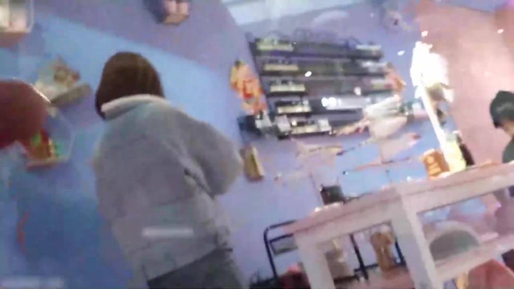 【街射】现在的美女看见屌都不怕了好像还有点像看的更清晰点 预览截图 4