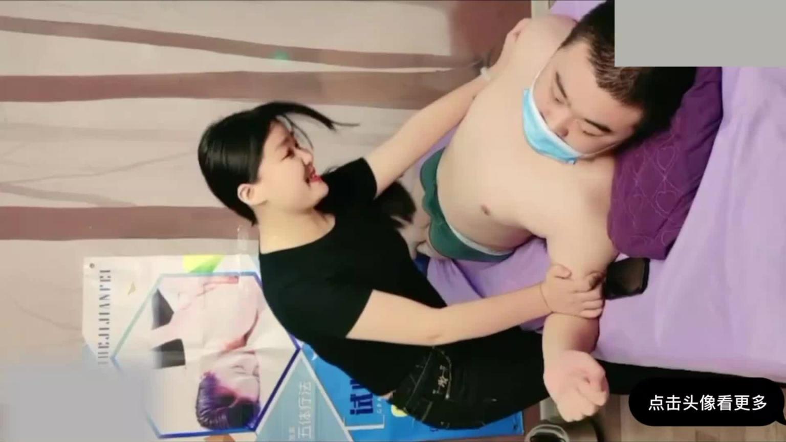 《强上spa》性感老板娘帮客人按摩被强上 预览截图 1