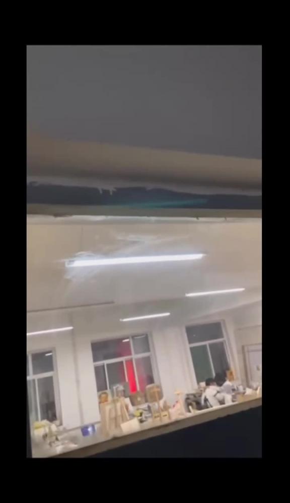 整理校园反差婊学生妹教室偷欢的少男少女·没想到如此疯狂 预览截图 2