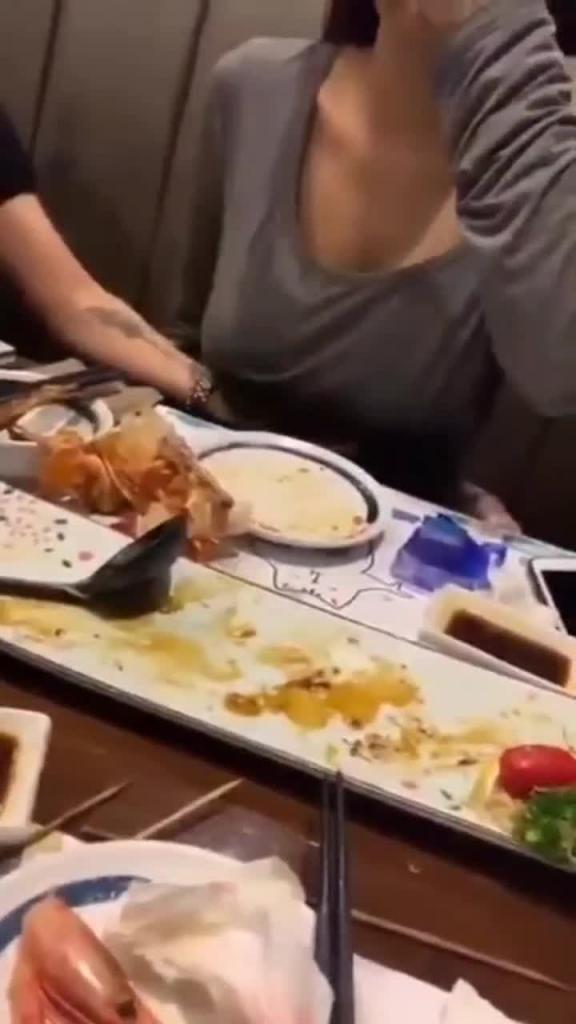 国产自拍-饭馆餐桌上的淫乱行为各种扒妹子的奶罩喝奶抓美乳吃奶子城里人真会玩 预览截图 11