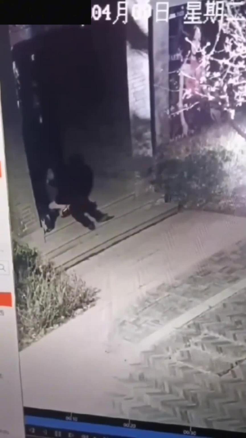 【黑料吃瓜】兰州老街00后骚母狗户外跟男人野战被狠狠后入,监控拍下全过程 预览截图 1
