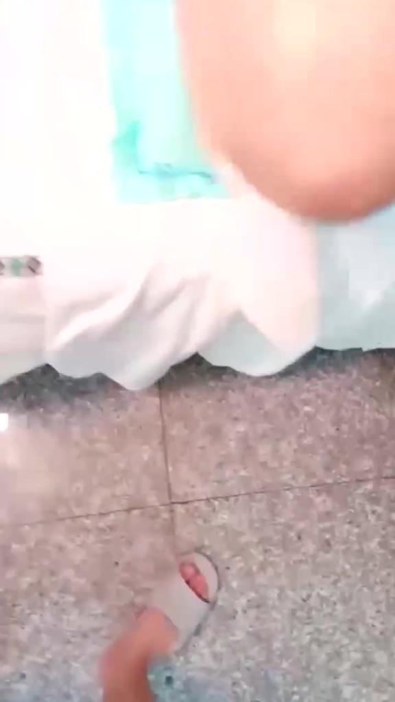 坏叔叔诱骗未经人事的小萝莉骗上床破处 预览截图 9