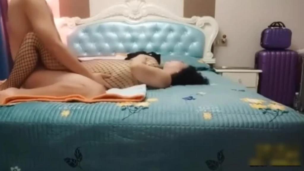 【母子乱伦】监控泄露北京真实母子乱伦新买的连体网袜被大屌儿子狂操 预览截图 7