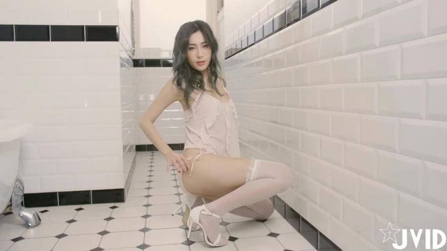 浴室解放!女神艾比清纯薄纱下的秘密 预览截图 4