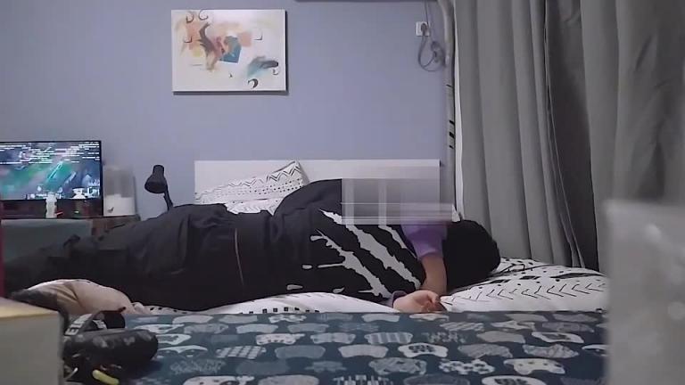 强上爱看直播嫩娃小侄女,都被推到了还想着看电脑,有谁知道这是哪位LOL主播吗? 预览截图 4
