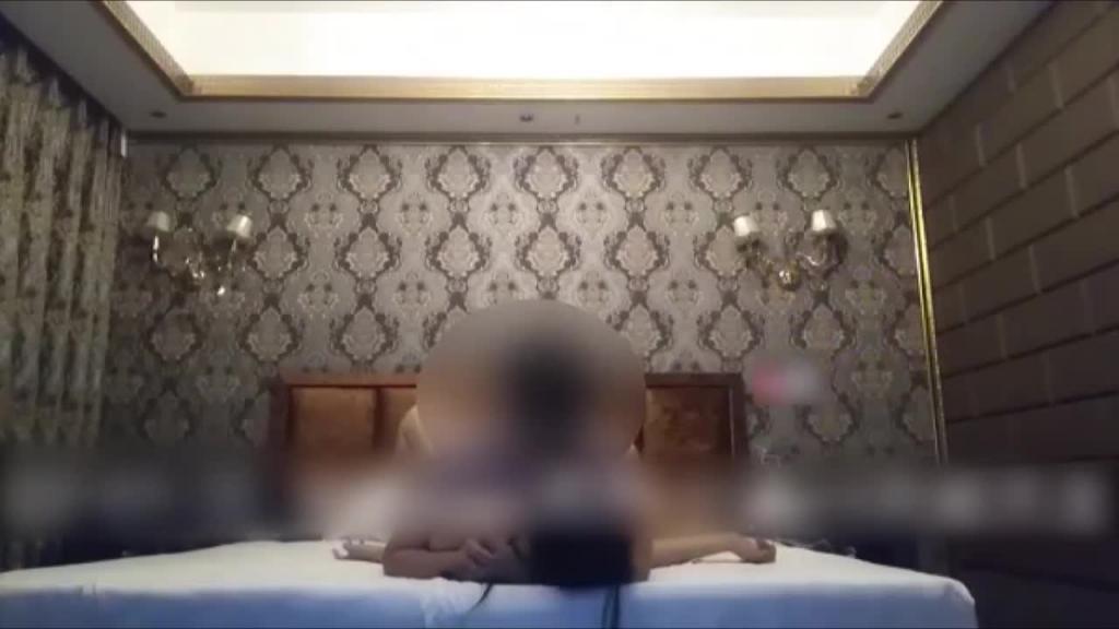 破处18岁傣族女友 女友疼哭一直喊疼 预览截图 4