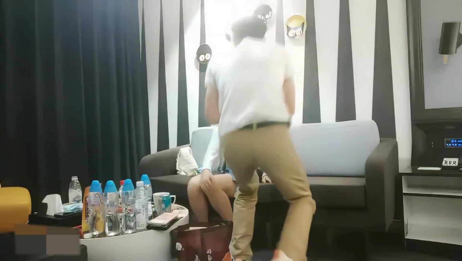 短裙萌妹!被操哭了!我滴妈耶好惨啊~ 预览截图 2