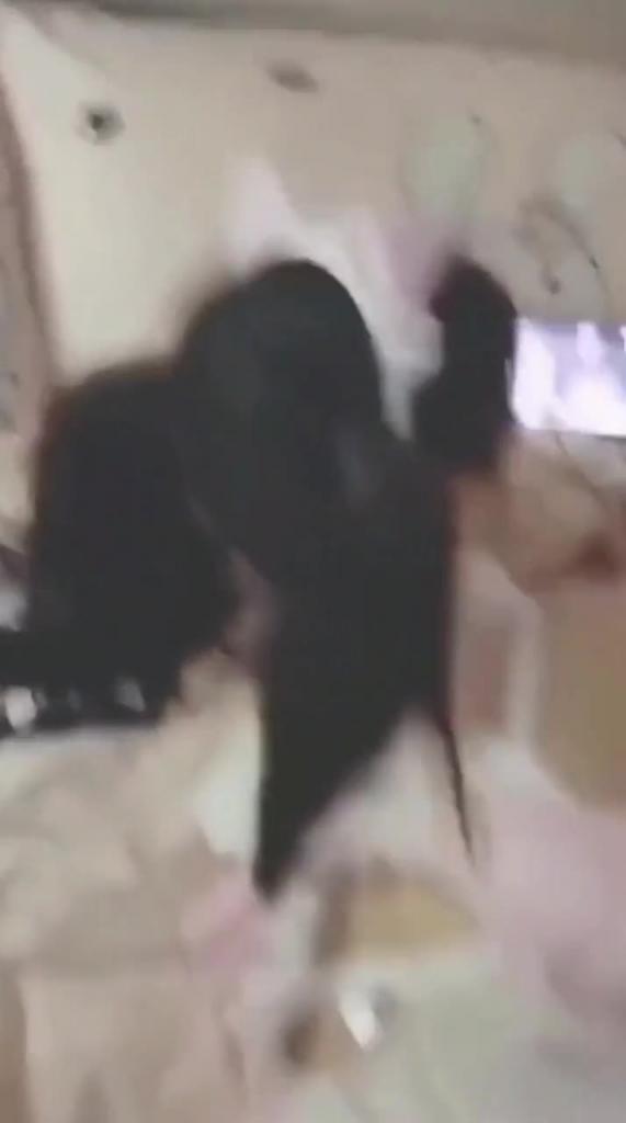 猥琐大叔狂插娇羞小萝莉 预览截图 2