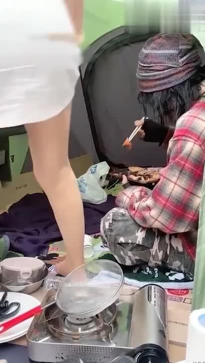【独家资源】女主播为了火什么都可以做 勾引流浪汉 和流浪汉无套做 预览截图 2