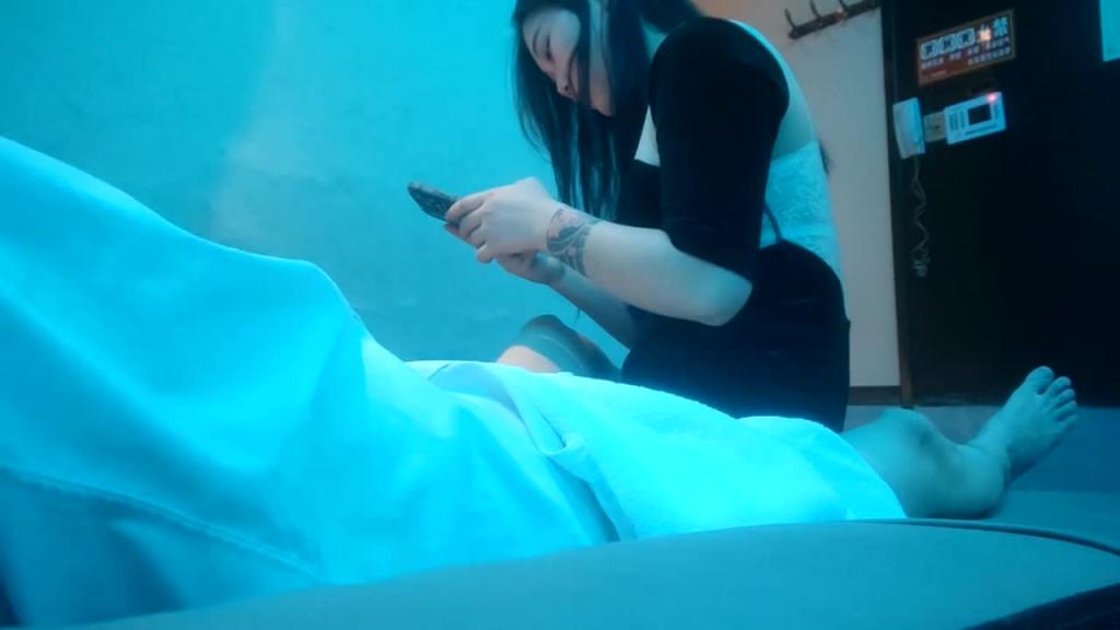 2/3【老默爱吃鱼】按摩店来了新美女,小姐姐几下忽悠露出美丽乳房对白精彩 预览截图 1