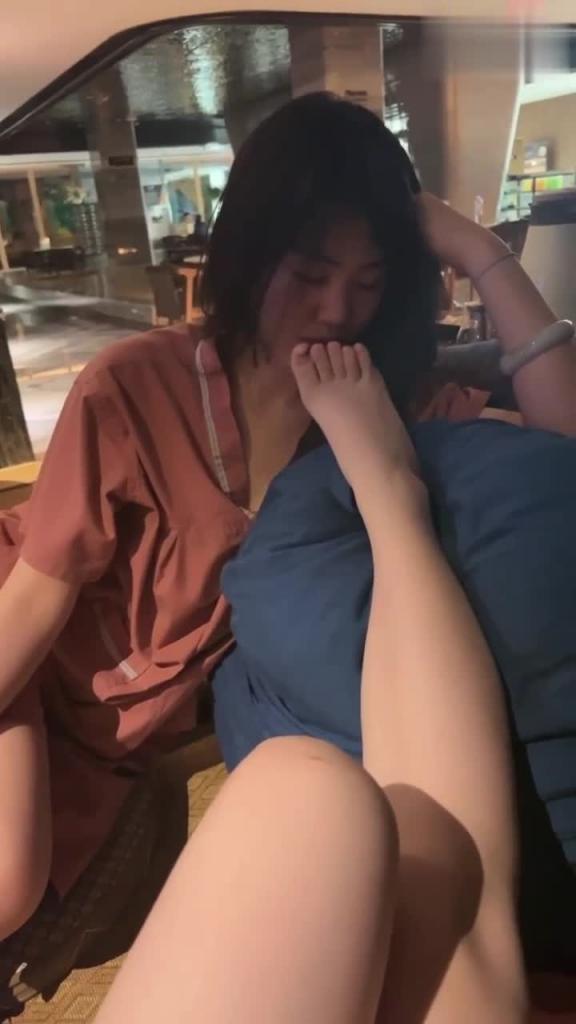 【最新流出洗浴中心调教女奴】女同性恋母狗舔脚，拉拉的快乐 预览截图 8