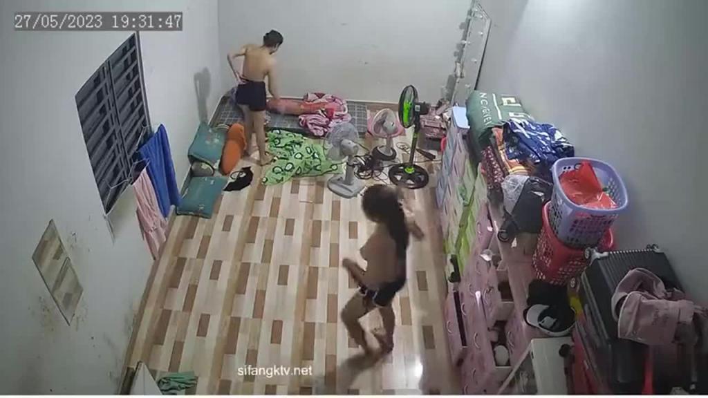 黑客破解监控摄像头偷拍集体宿舍走光露点 预览截图 1