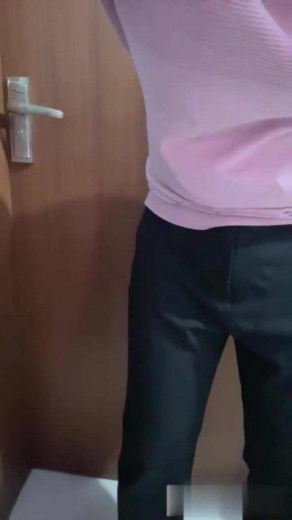 【叔嫂乱伦】嫂子偷偷看A片被小叔子发现，把嫂子按到床上强操 预览截图 2
