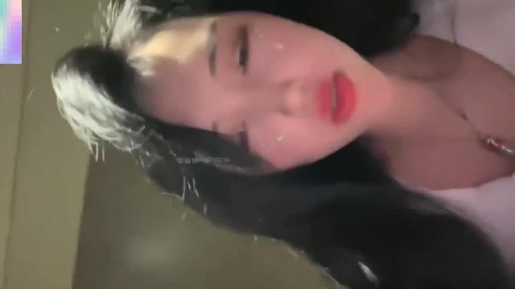 【KTV做爱】爆乳主播勾搭大哥KYV厕所做爱后入,奶子晃个不停! 预览截图 11