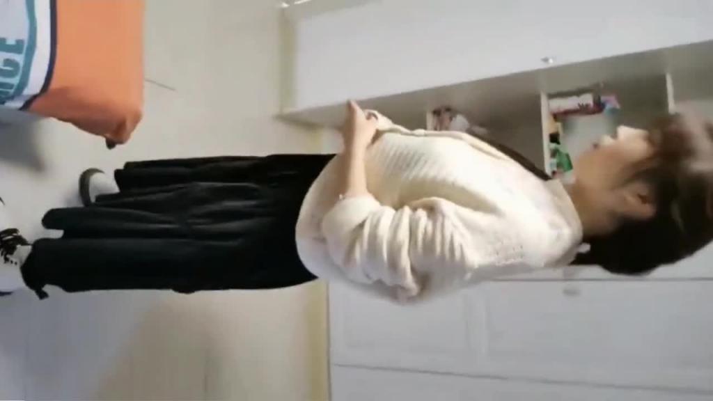 炸裂！换妻游戏!换妻俱乐部两对夫妻相约酒店换妻 预览截图 1