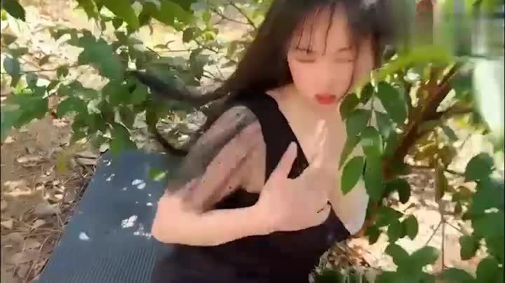 【户外强操】被村里的小混混尾随扑到在野地里强干射在丝袜上 预览截图 4