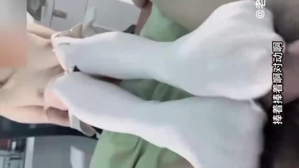 趁舅妈不在家,忽悠高一的妹妹做爱 预览截图 4