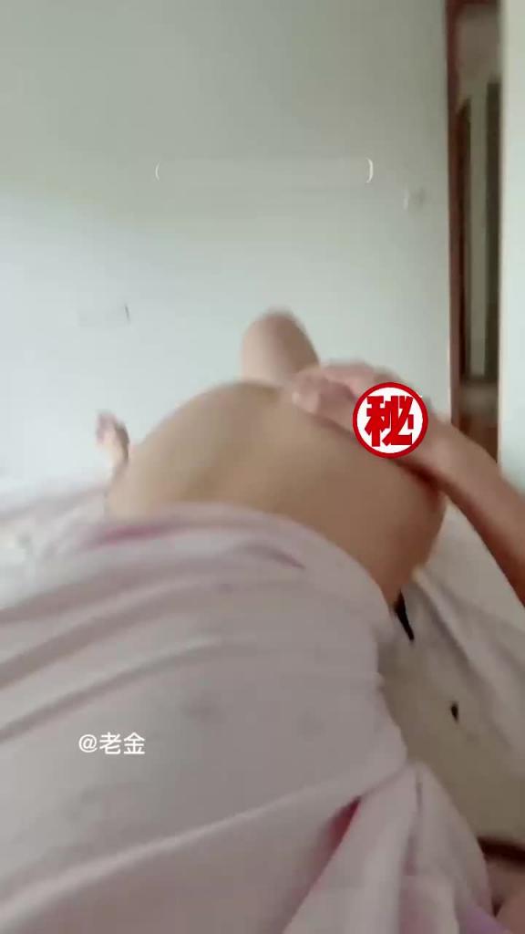 广州兄妹乱伦门,哥哥乱伦蜗居主播亲妹妹,看到妹妹自慰视频,淫虫上脑强暴妹妹。 预览截图 5