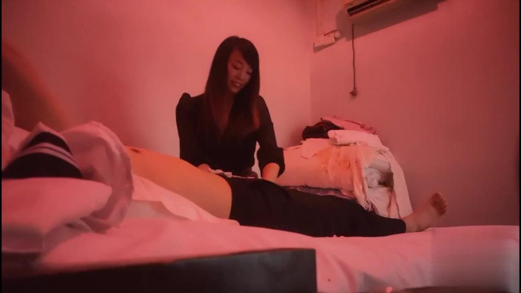 【探访按摩店】颜值离异小少妇被大神套路卖逼,一边摸奶扒内裤强行无套内射 预览截图 1