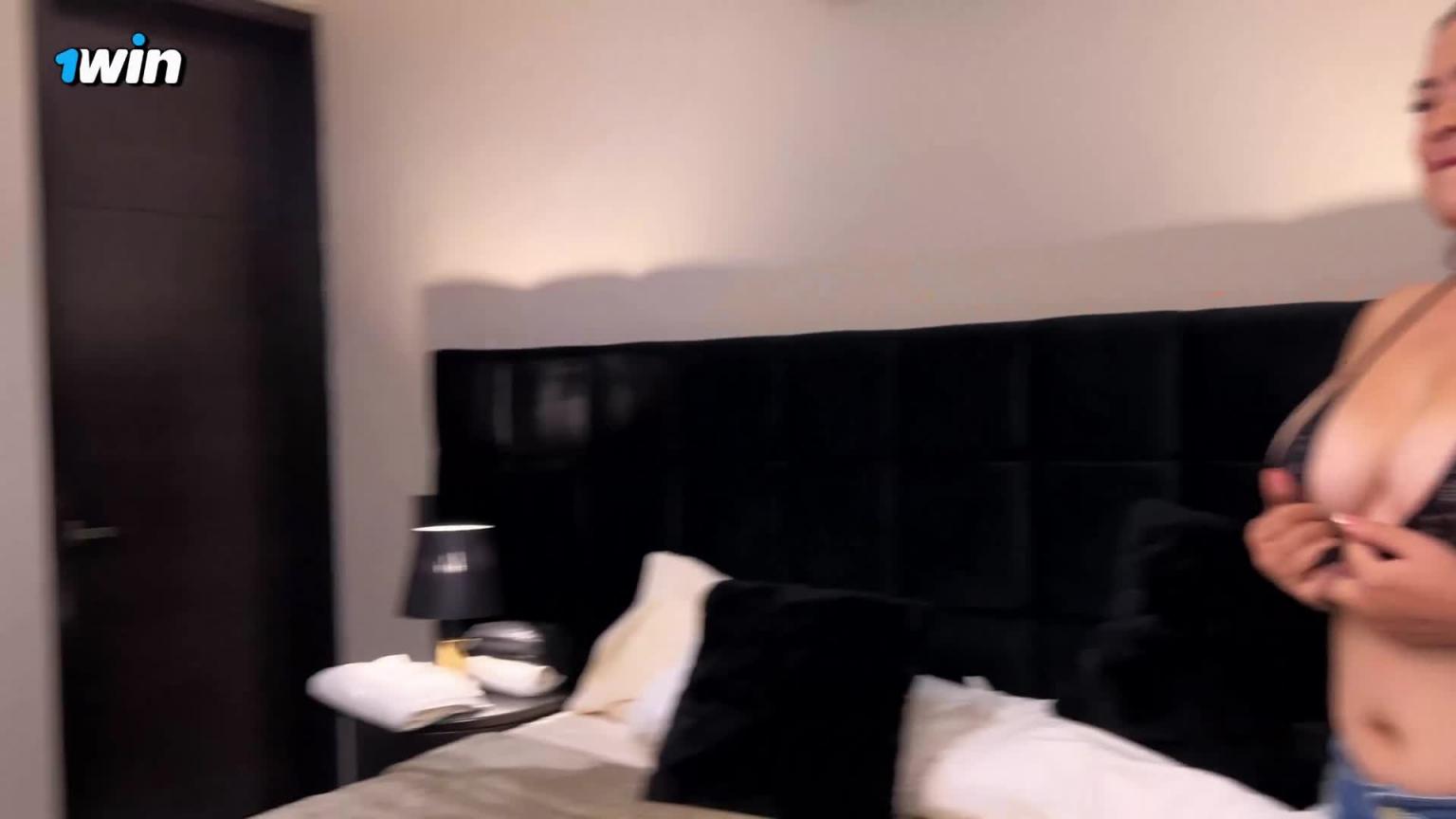 我的男朋友用一根大鸡巴巧克力给我带来惊喜,我们最终进行了一场跨种族三人行 预览截图 1