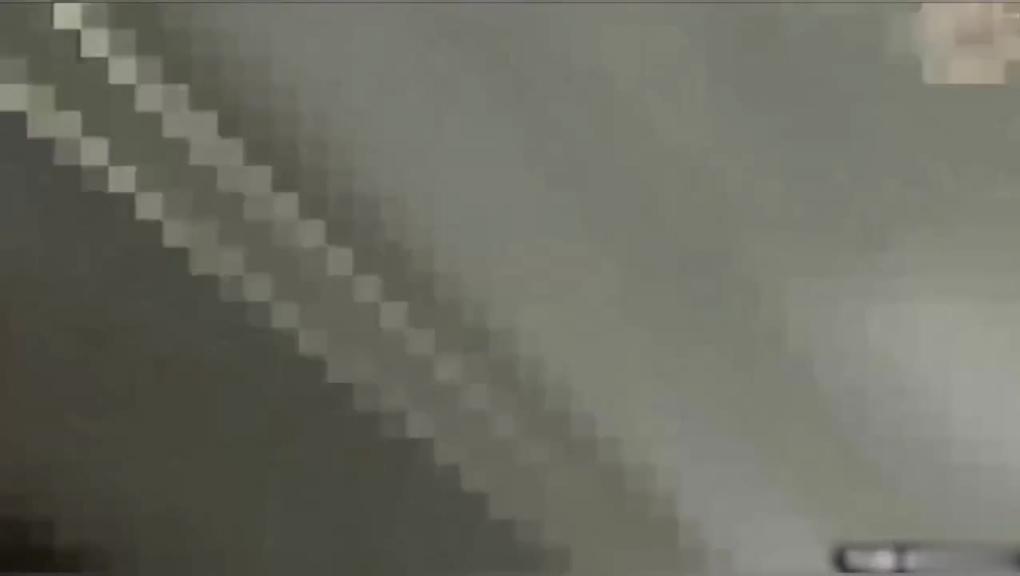 【地铁真实跟踪猥亵短发女孩】色魔地铁站当着人男友抄底摸逼第一次遭遇不知怎么办被扣穴至高潮 预览截图 9