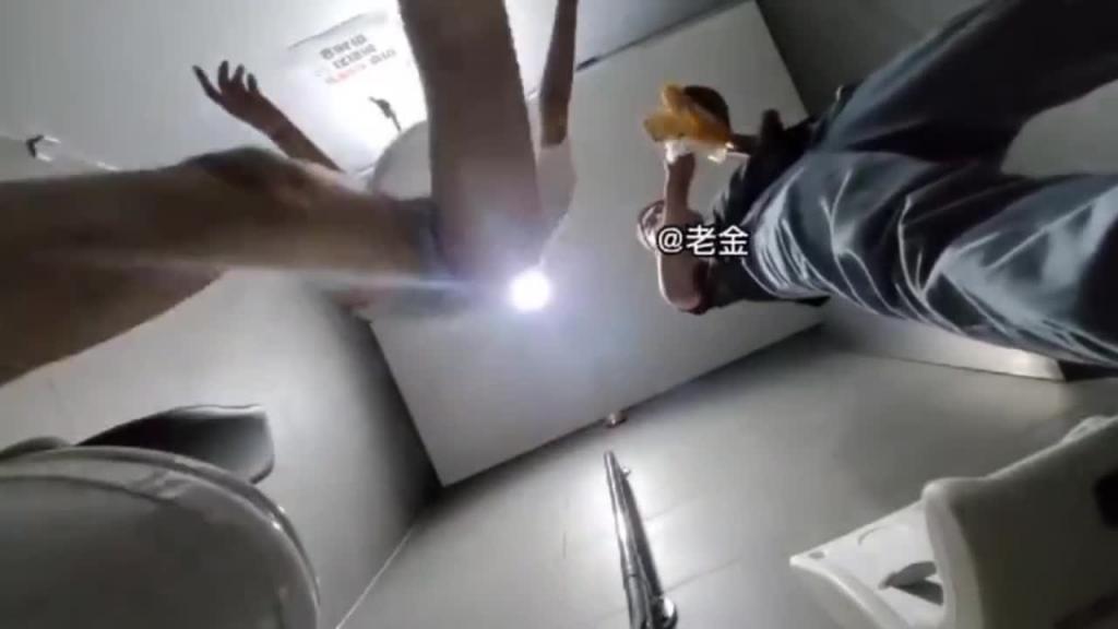 网曝黑料-色魔老师在徐盛面前打飞机诱奸学生,处女学生第一次吃鸡巴 足交 被调教 太刺激了 预览截图 12