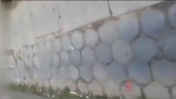 奇葩街射系列专挑时尚美女跟踪到家门口 顶臀射精到人家屁股鞋子上 预览截图 8