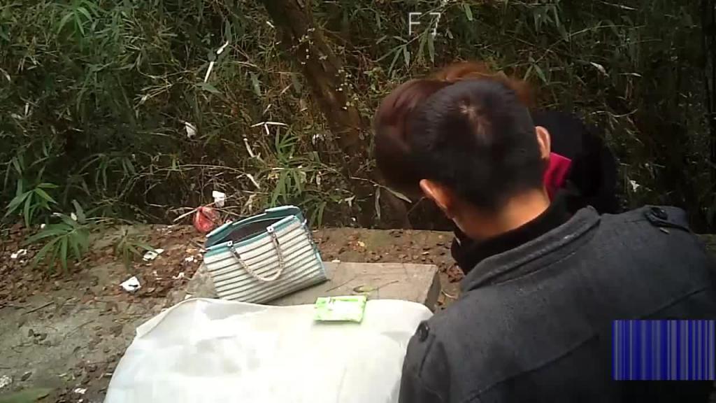 【户外嫖娼】小树林里廉价的皮肉交易，眼镜大姐生意好，连续服务多位嫖客 预览截图 4