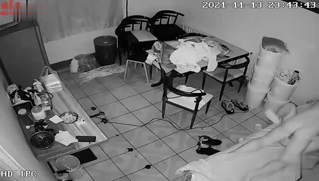 真实母子乱伦给儿子吃了两颗壮阳药草逼搞完拿血压器给儿子测血压 预览截图 4