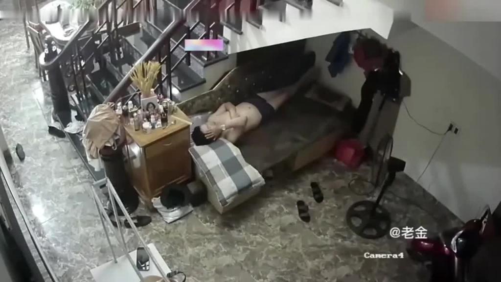老婆刚走就把丈母娘操了还舔逼 预览截图 2