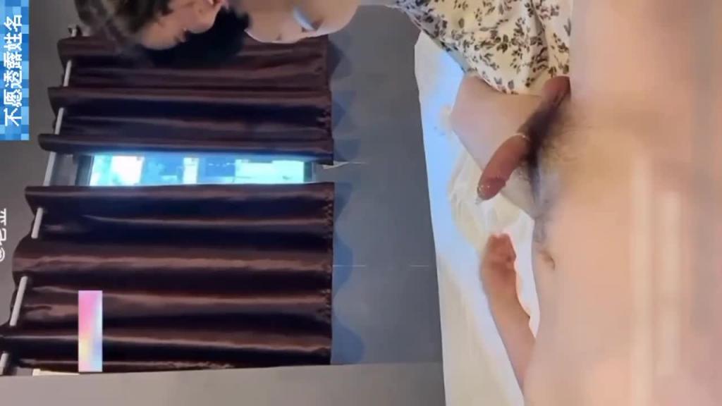 【近亲乱伦我的巨乳妈妈】畜生儿子和极品韵味一线天骚逼妈妈乱伦 预览截图 2