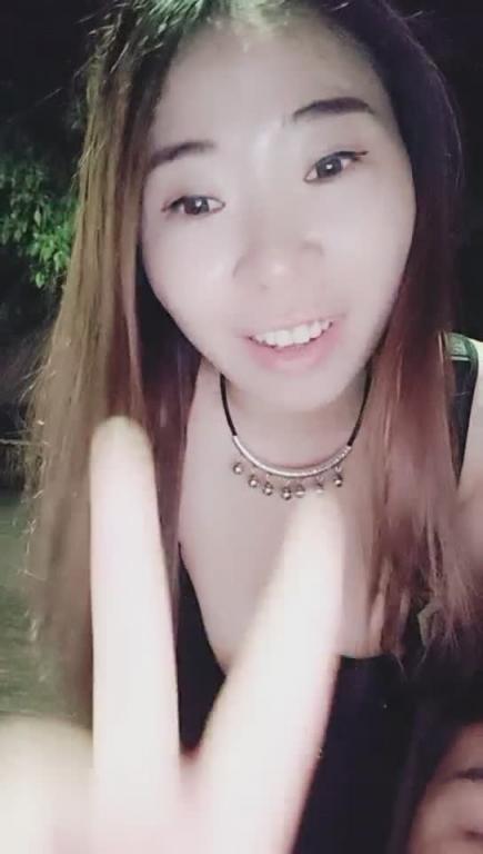 非常风骚的少妇和炮友深夜在户外露出口交回到车里车震啪啪啪十分淫荡 预览截图 5