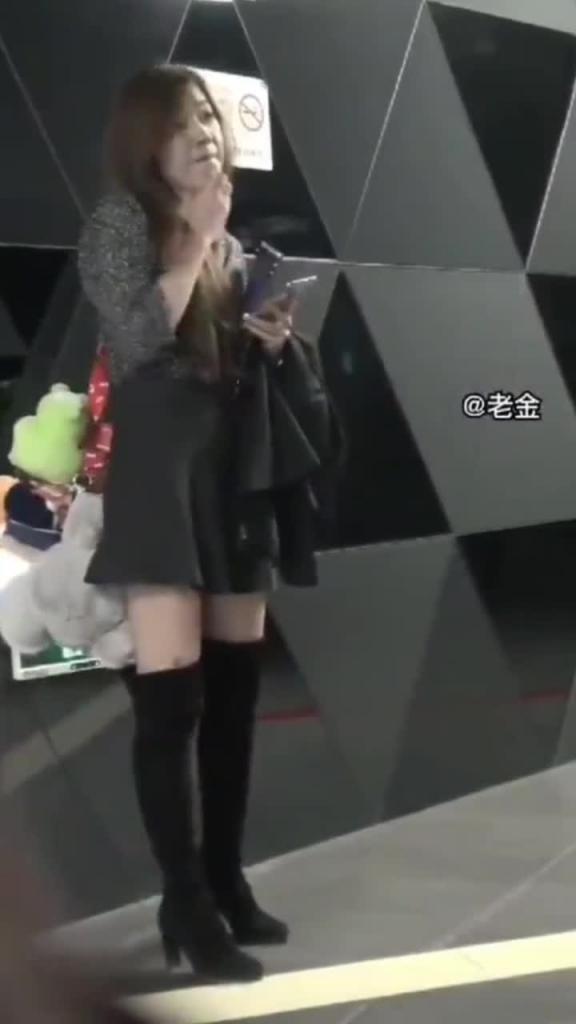 【牛逼大神广州街头偷拍抄底50位美女】美女如云正街大神极限抄底超多气质小姐姐 预览截图 7