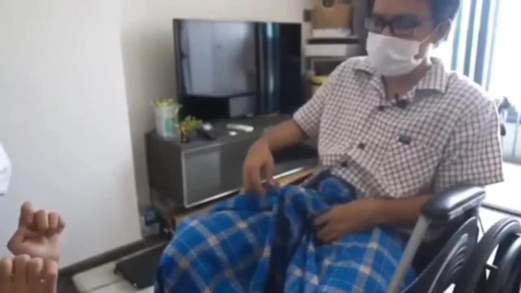 瘫痪爷爷在床被孙女诱惑到反射起跳乱伦 预览截图 4