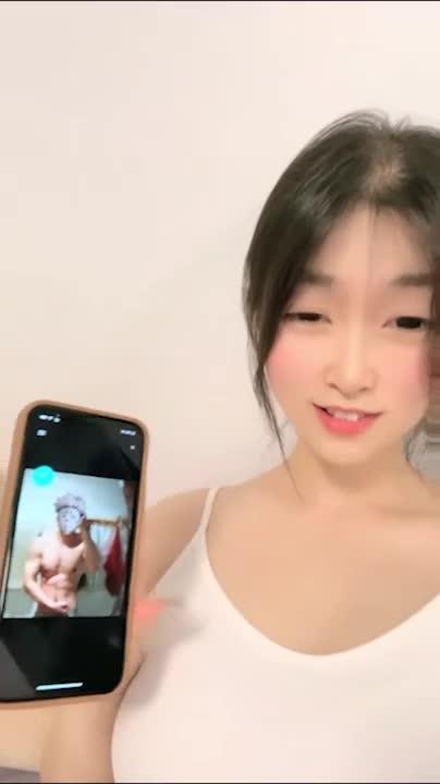 裸聊自慰绝美小妹调戏陌生人打飞机,外表甜美骚的很 预览截图 1