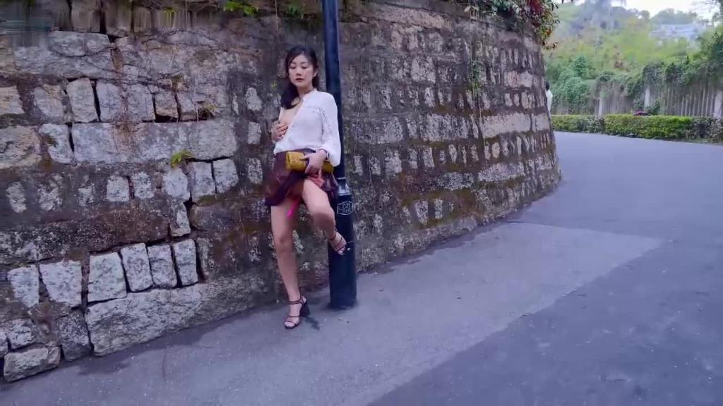 人来人往的路边台阶上自慰 又紧张又刺激快感更强烈高潮喷水 预览截图 1