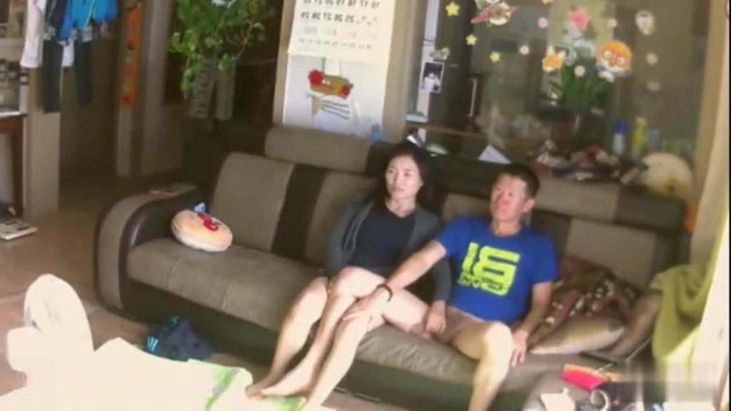 【家庭摄像头破解偸拍】大J8老公公与儿媳妇偸情地板肏到沙发上骚儿媳撸硬公公鸡巴就往上坐特主动 预览截图 5