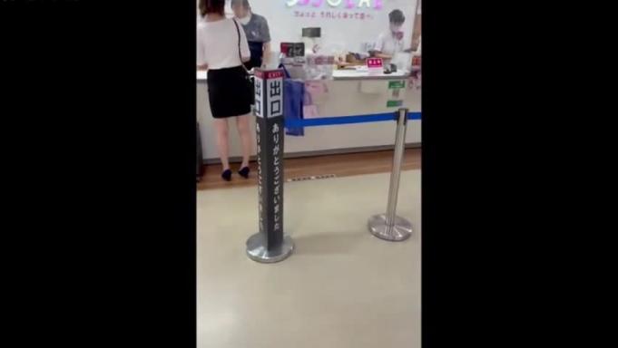 【挱底偷拍】街头抄底性感制服短裙 预览截图 9
