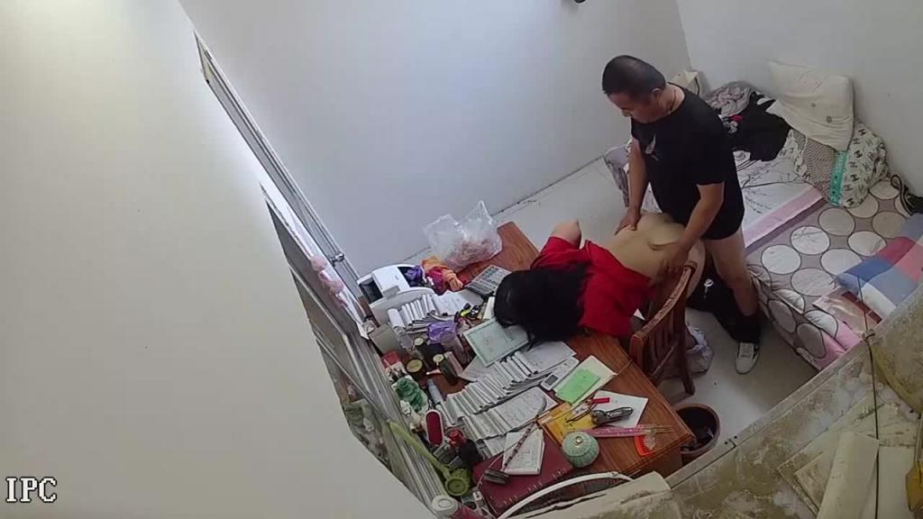 【学校监控摄像头黑客破解】拍摄到漂亮女老师在值班休息室与校领导偷情边批改作业边操绝对刺激露脸高清 预览截图 9