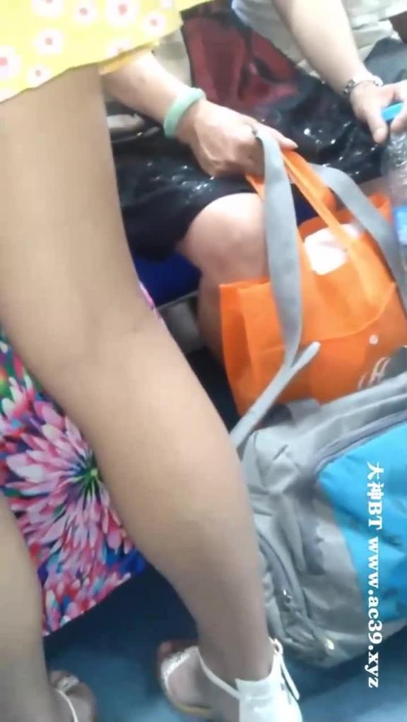 【抄底】猥琐男街拍抄底上阵的小姐姐没穿内裤浓毛大黑逼清晰可见 预览截图 5
