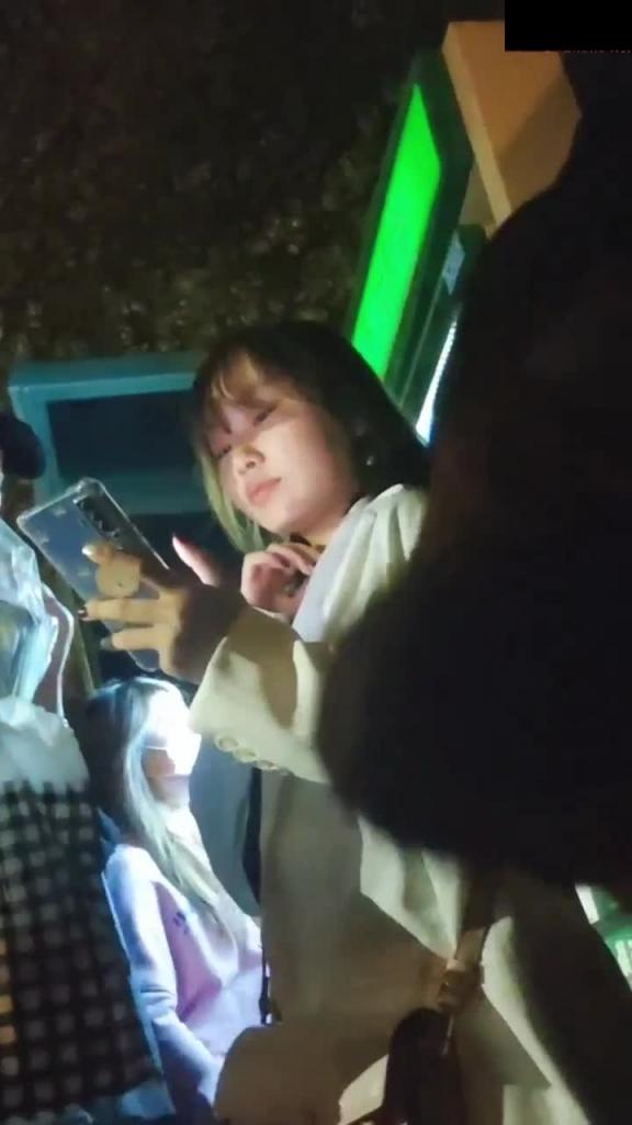 【黑虎露屌街射合集】当着美女的面露出大屌打飞机把女神吓坏了，超级炸裂，太惊险刺激变态了 预览截图 3