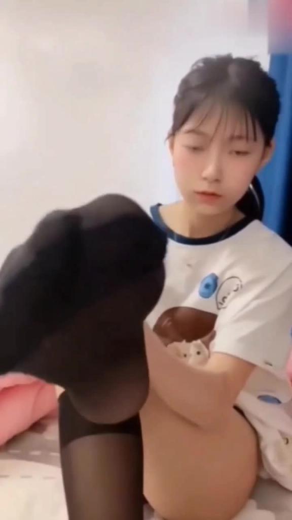 【足控精选】清纯美少女丝袜美足自慰诱惑 预览截图 3