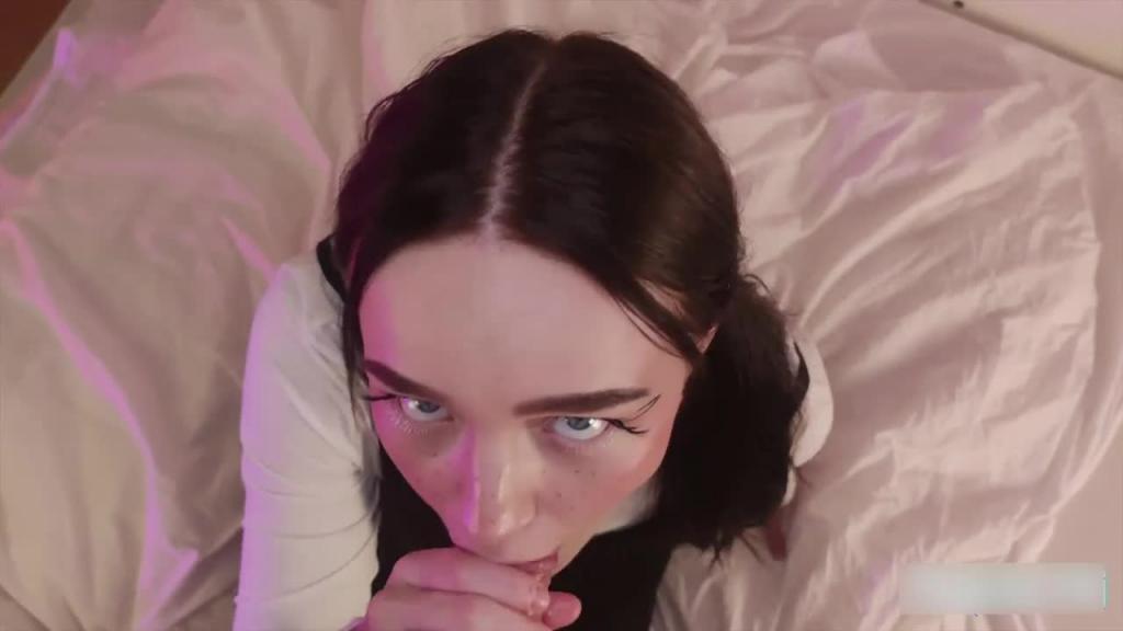 带着鼻环的蓝眼美女狂吸巨根 预览截图 7