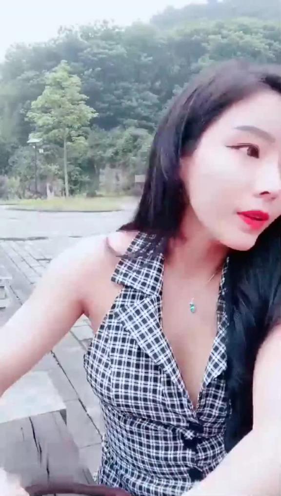 极品户外美娇娘勾搭环卫工人大爷，第一次被含巴，大爷如同发情下体狂怼诱人胴体 预览截图 3