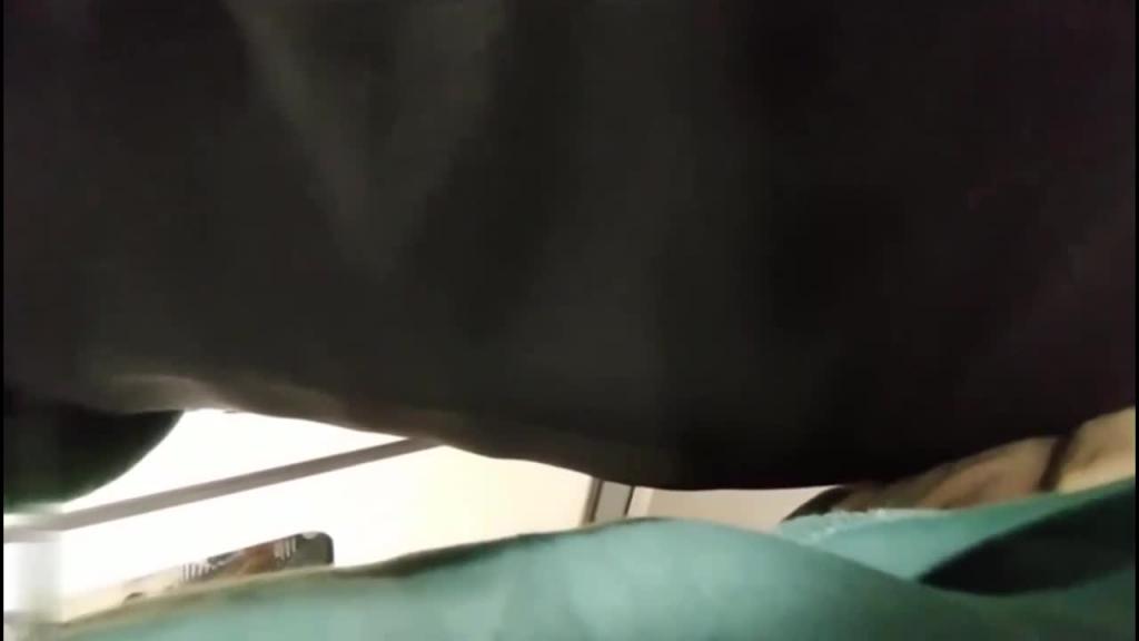 【户外街射】广州真实地铁尾随猥亵，一路跟踪陶出鸡巴往屁股上蹭精液全部射到人家裤子上被怒骂傻逼 预览截图 12