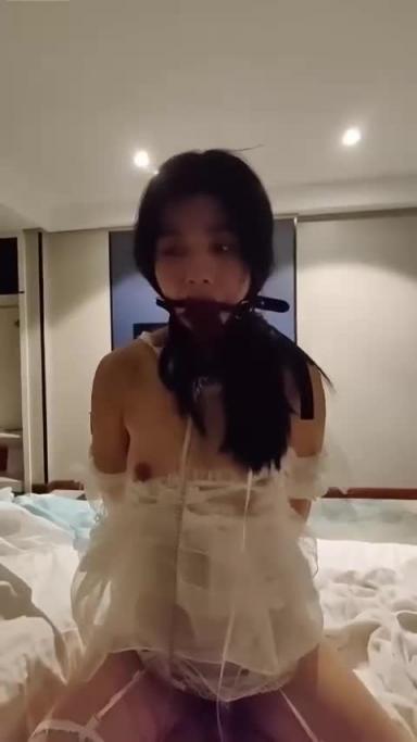 清远英德实验⼩学教师 肖翠娟 被校⻓和主任捆绑3P调 教 完全⼀副⺟狗模样 预览截图 6