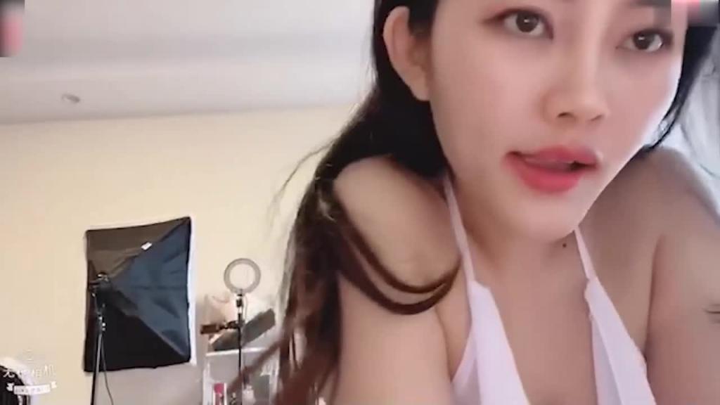 【斗鱼主播】极品网红女神 阿离 大尺度私拍流出巨乳诱惑掰逼自慰合集 预览截图 2