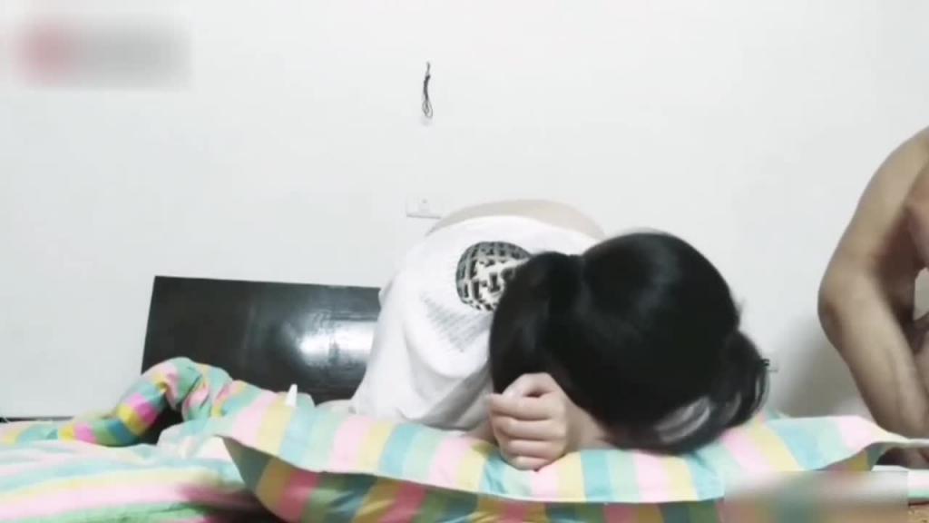 【兄妹乱伦】高三学生破处流血，处女妹妹偷看A片！附泄密照 预览截图 3