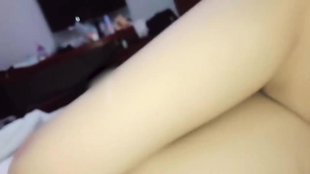 超嫩小女生醉酒躺在床上任屌丝男玩弄,干的太狠给干醒了 预览截图 7
