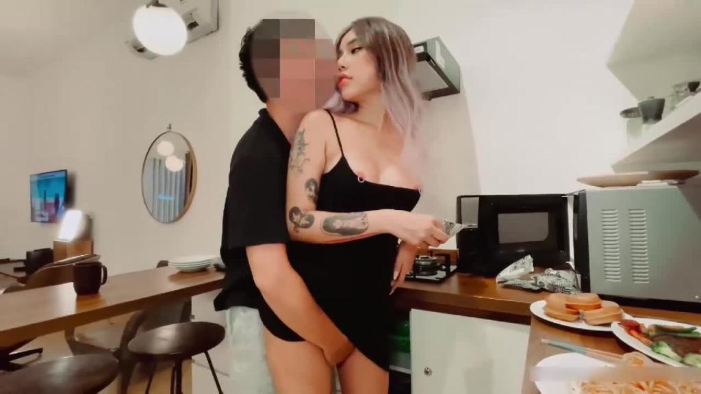 万人求购,Tiktok网红「chibi」勾引闺蜜男友，性感纹身模特DJ,闺蜜面前和她男友做爱。 预览截图 1